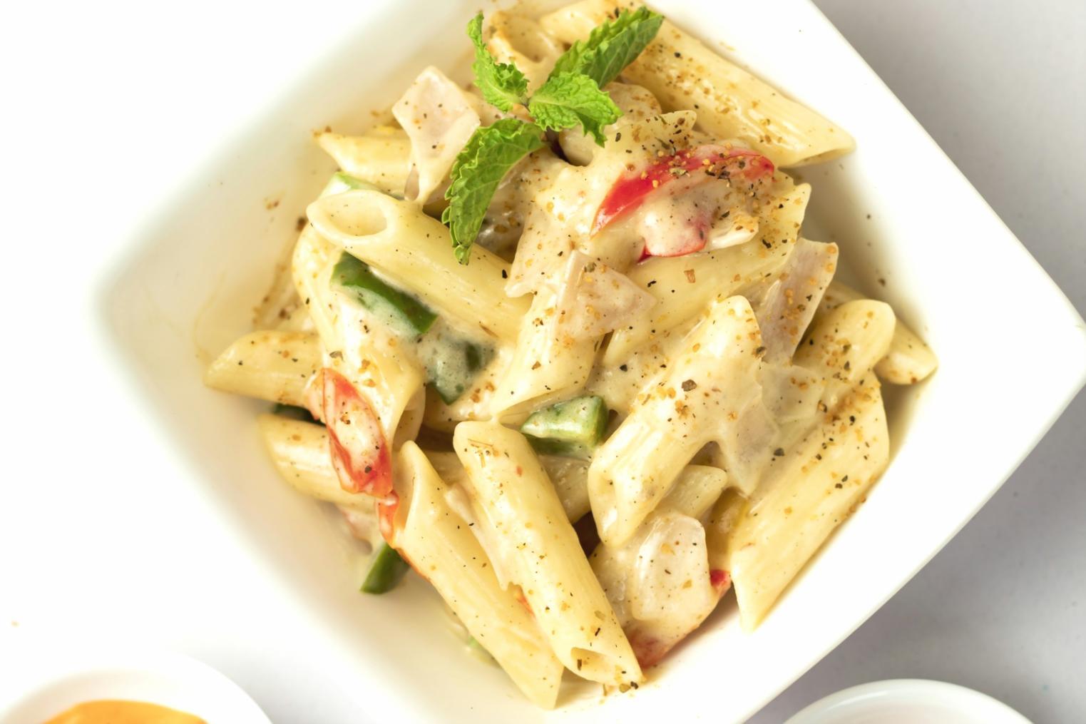 Kolorowe warzywa w wiklinowym koszu