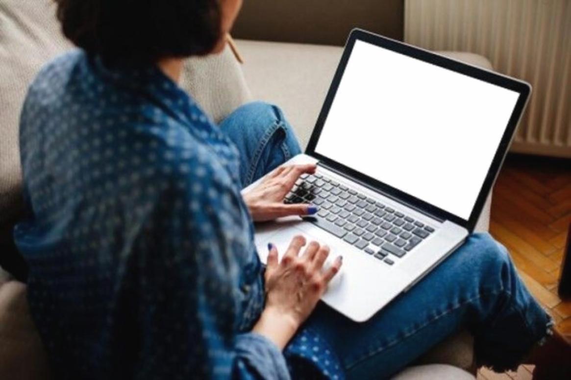 Specjalista ds. żywienia analizujący indywidualną strategię edukacyjną przy stole warsztatowym